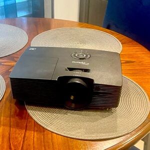 New optoma projector hasn’t been used it’ was a gift no box, no cables, no remot